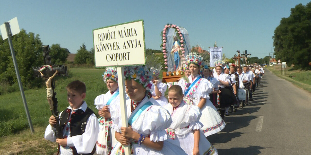 Großeltern bauen eine Brücke zwischen Vergangenheit und Zukunft – Abschied der Heiligen Anna in Lőrinci