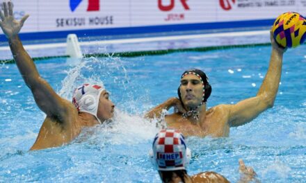 Węgierska drużyna piłki wodnej odniosła ogromne zwycięstwo nad Chorwatami i awansowała do Pucharu Świata jako lider grupy (wideo)