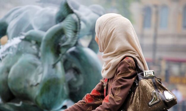 Vihart kavart egy muszlim ruhadarab betiltása