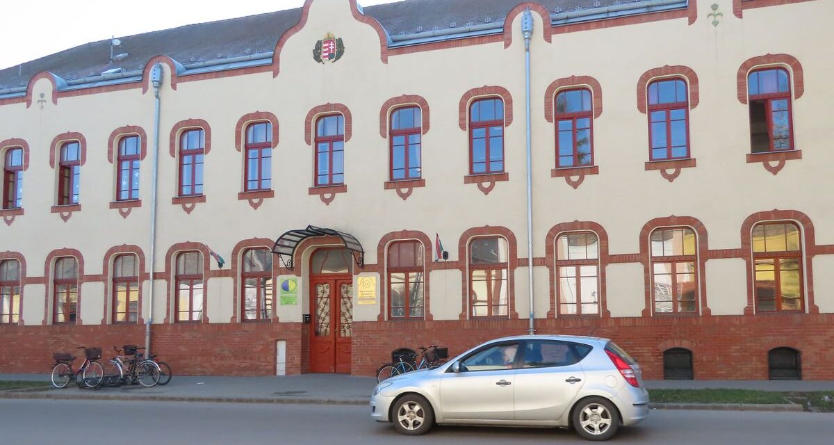 The municipality led by Péter Márki-Zay excluded hundreds of students from their school