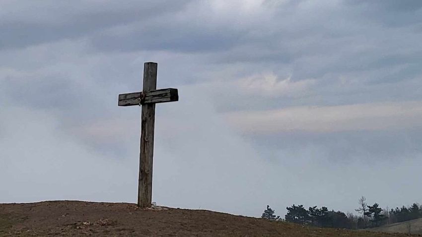 On Saint Stephen&#39;s Day, the cross was set on fire in Nagykovácsi, the residents fell for each other