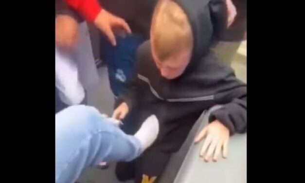 „Csókold meg a lábunkat” – felkavaró videón, ahogy muszlim fiatalok megaláznak egy kisfiút Belgiumban