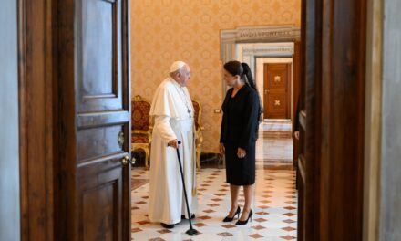 Novák Katalin és Ferenc pápa a béke szimbólumait nyújtották át egymásnak (videó)
