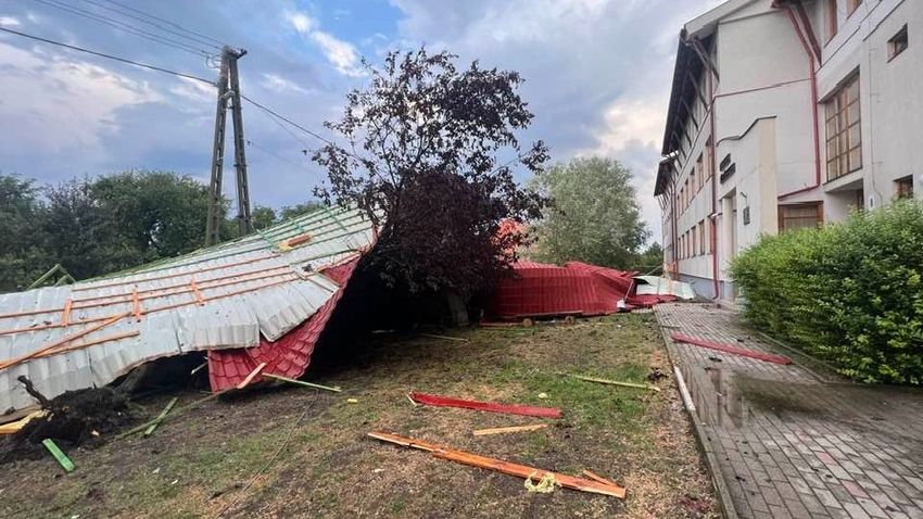 Szokujące warunki, wichura zerwała dach szkoły Poroszló (wideo)