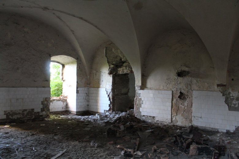 La distruzione è sistematica, pezzo dopo pezzo viene smantellato il castello Rákóczi, che era di proprietà dei rumeni e simboleggia l&#39;età d&#39;oro della Transilvania