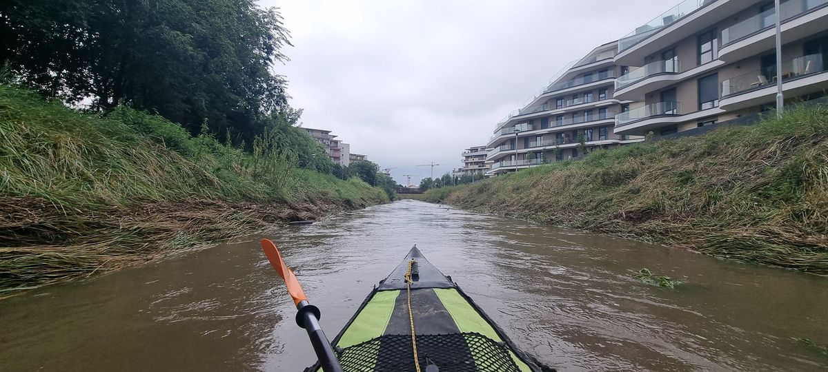 Kayaking on the flooded Rákos stream is not an everyday adventure!