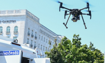 Nem elég a traffipaxot figyelni, drónokkal üzen hadat a rendőrség a gyorshajtóknak