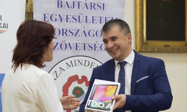 The government presented tablets used during the census to civil organizations and schools (video)