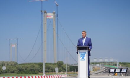Selbstverständlichkeit: Die Schrauben an der vor zwei Monaten übergebenen Donaubrücke kann man mit bloßen Händen lösen