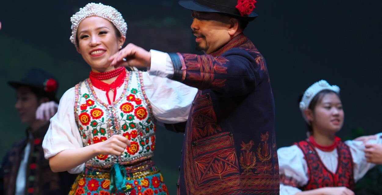 Knack Cordial z Hongkongu wykonuje węgierski taniec ludowy w taki sposób, że szeroko otwierają się oczy