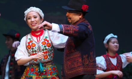 Il Knack Cordial di Hong Kong esegue danze popolari ungheresi in modo tale da farti spalancare gli occhi