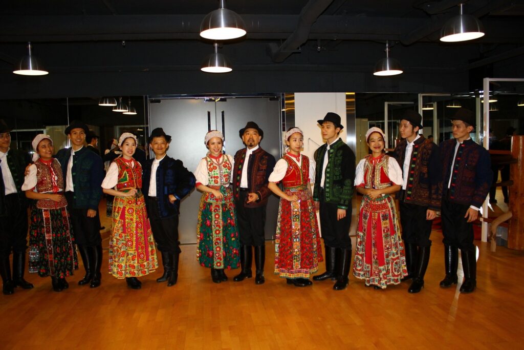 Danza popolare del gruppo Knack Cordial Folk