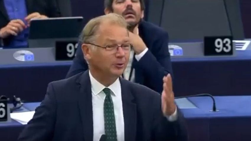Non ce lo aspettavamo: il leader dei Verdi al Parlamento europeo cita Lenin (CON VIDEO)