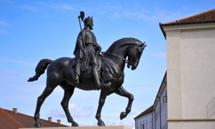 Újra áll szobra a városalapító Szent Lászlónak Nagyváradon