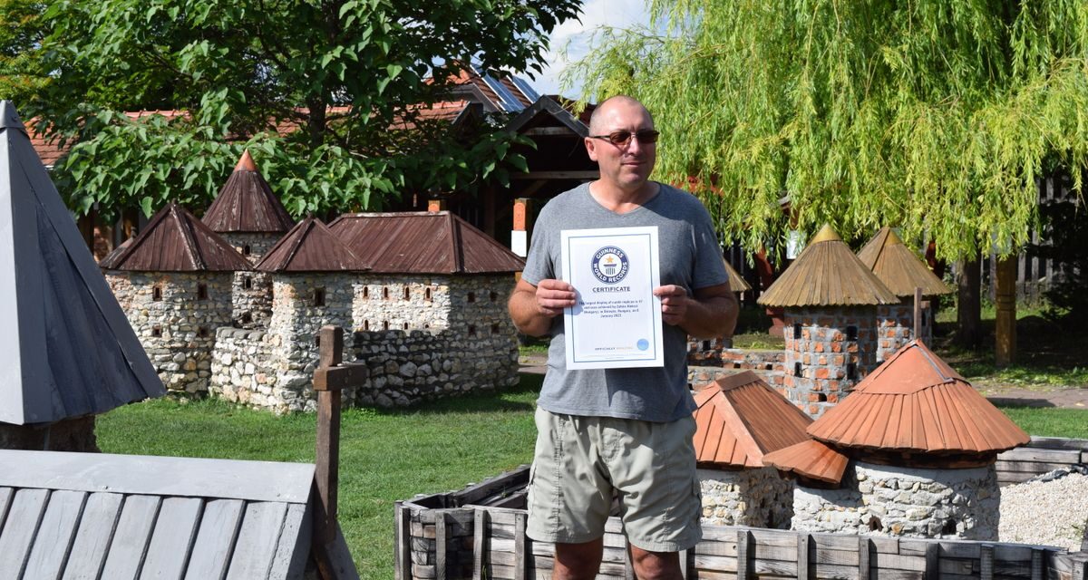 Ő az a magyar Guinness-rekorder, aki megépítette a világ egyetlen anyaghű mini várparkját (videó)