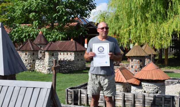 Ő az a magyar Guinness-rekorder, aki megépítette a világ egyetlen anyaghű mini várparkját (videó)