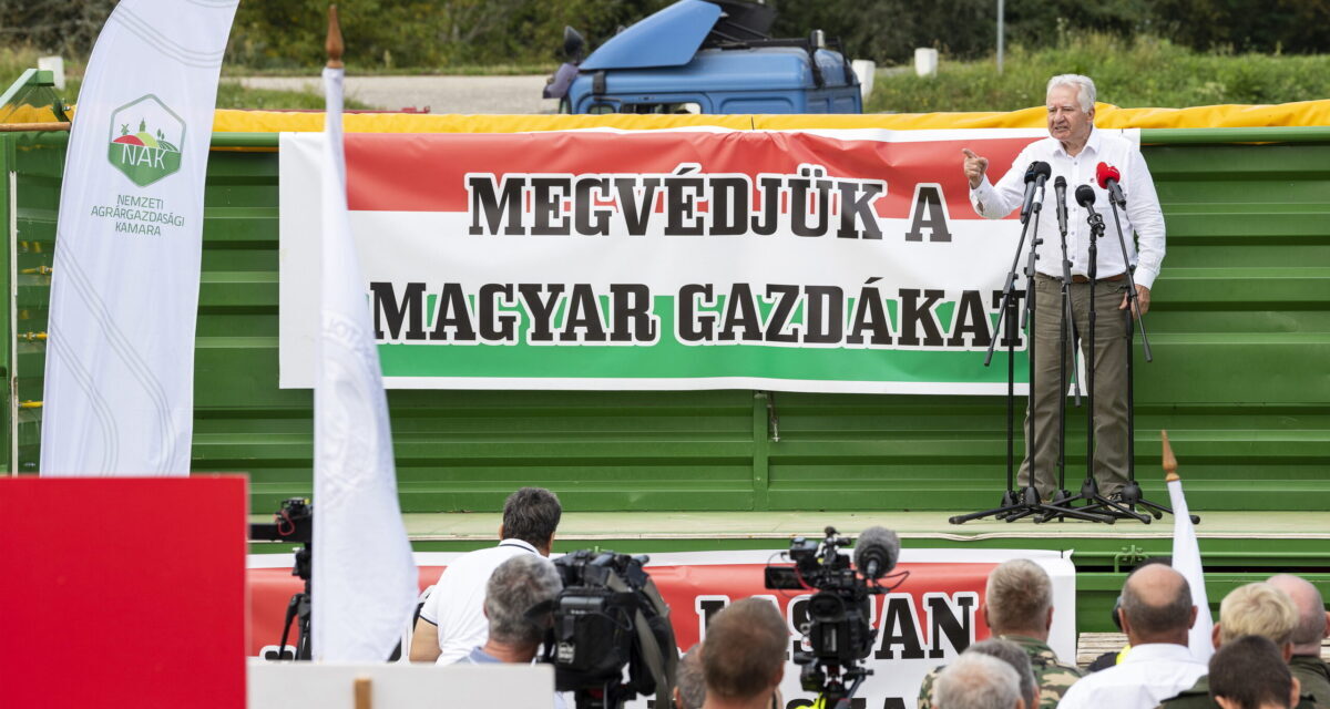 Magyar gazdák demonstráltak az ukrán határ mellett (videó)
