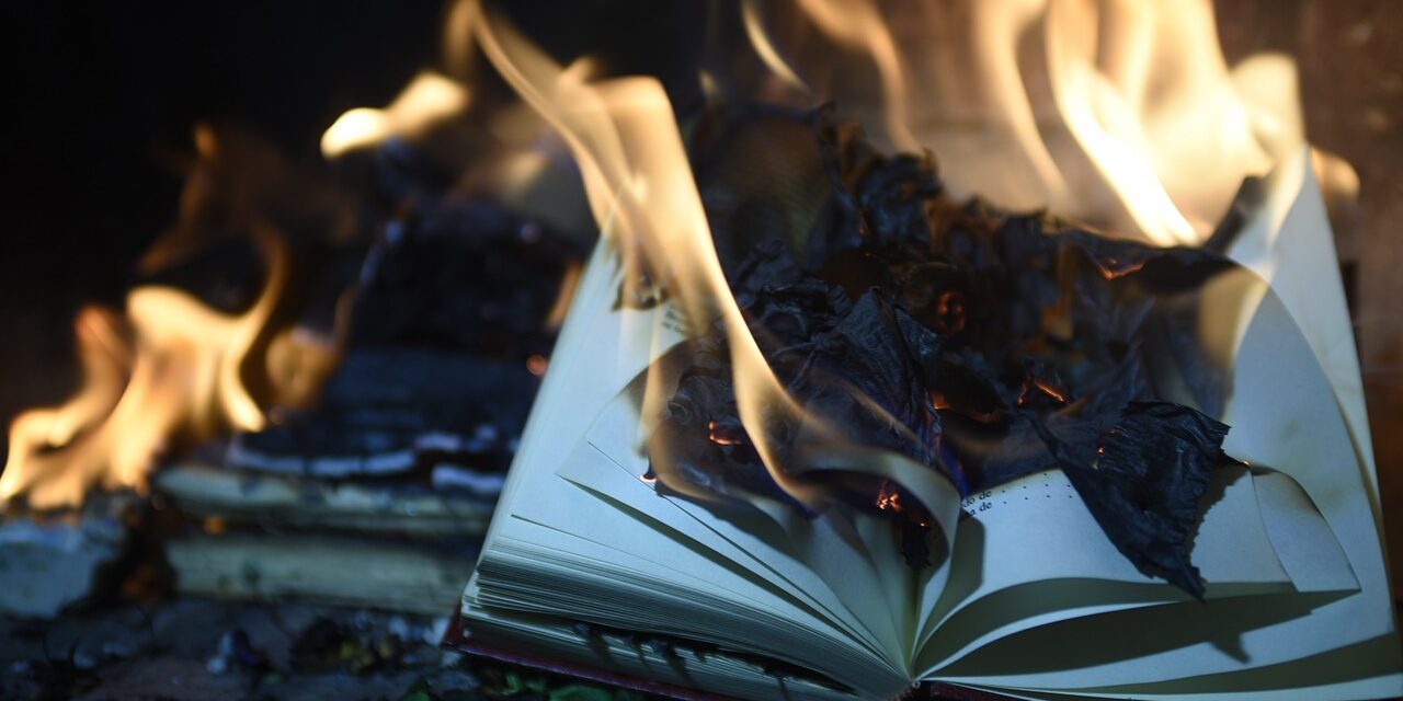 Thousands of parents set fire to &quot;Marxist&quot; textbooks in Mexico