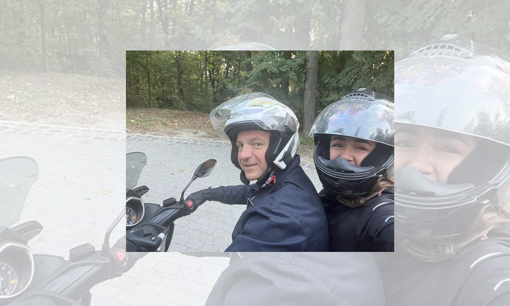 Katalin Novák stieg selbst auf ein Motorrad