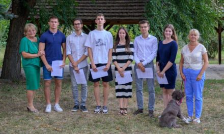 Die sechs konnten die Schulstartförderung der Szarvasért-Stiftung erhalten
