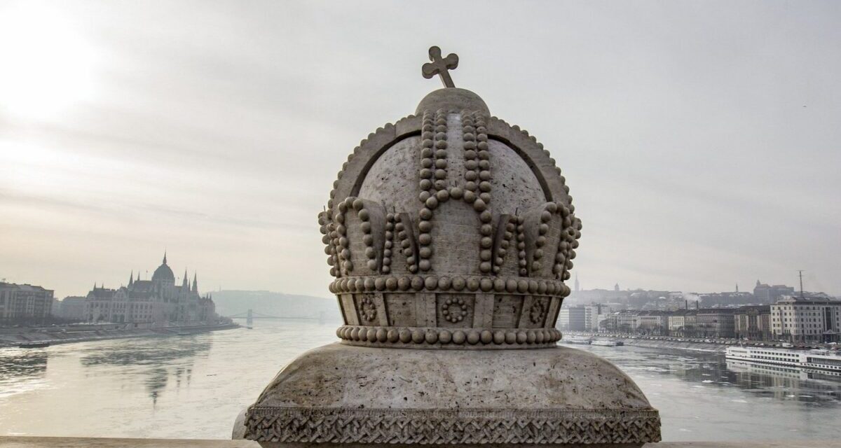 Karácsony was pressed by the petition to restore the damaged stone crosses of Margaret Bridge