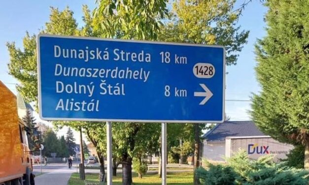 Végre! Kikerült az első magyar jelzőtábla Szlovákiában!