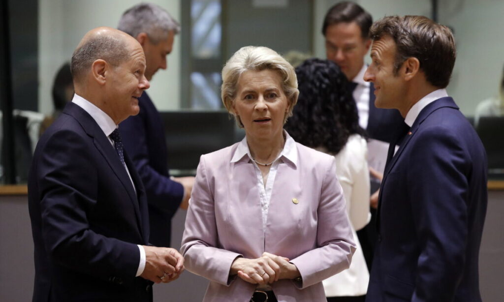 Olaf Scholz és Ursula von der Leyen és Emmanuel Macron