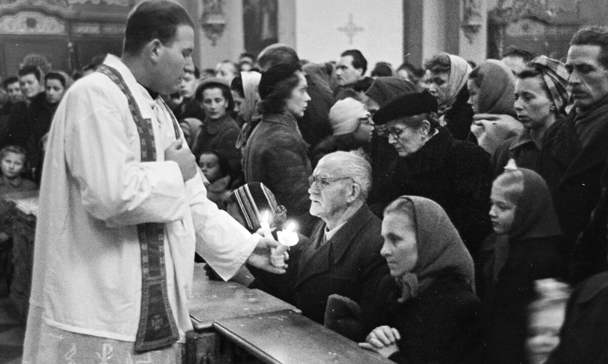 Fortepan 1954 templom hívek