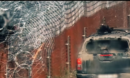 Migranten versuchen mit brutaler Gewalt an der Grenze einzubrechen (VIDEO)