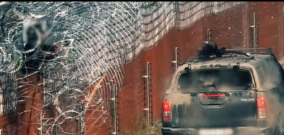 Migrants are trying to break in at the border with brutal violence (VIDEO)