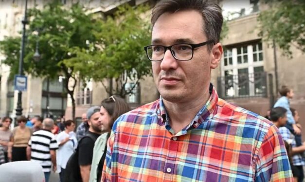 Gergely Karácsony organizuje demonstrację nauczycieli z okazji dnia upamiętniającego rewolucję 1956 roku