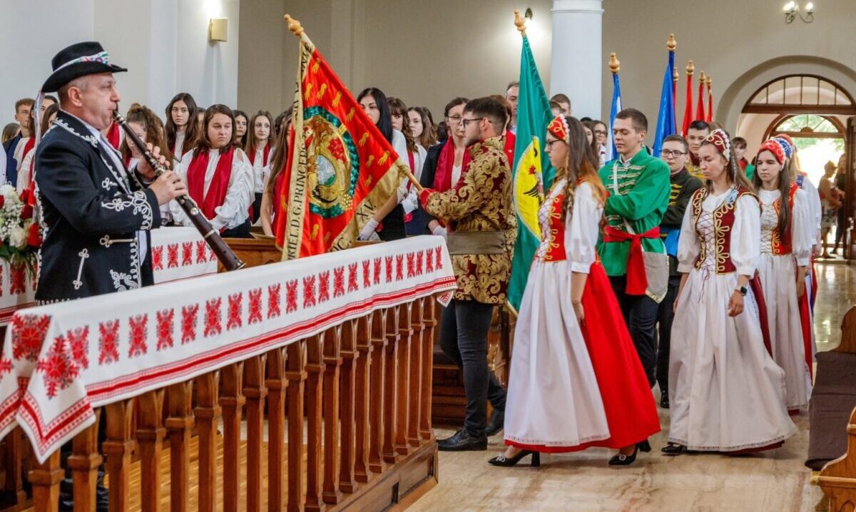 II. Rákóczi Ferenc Kárpátaljai Magyar Fõiskola tanévnyitó beregszászi református templom