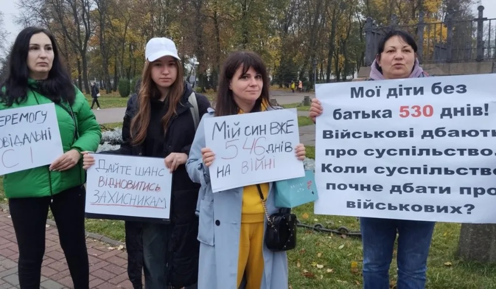 Katonafeleségek vonultak utcára Ukrajnában, vissza akarják kapni a férjeiket