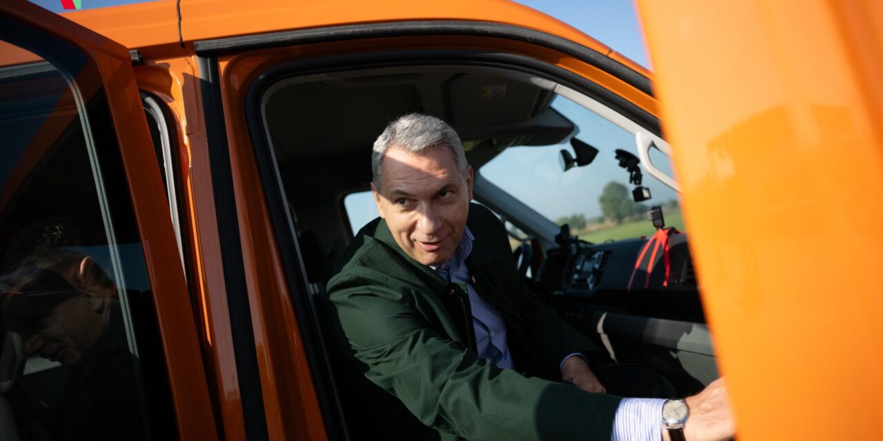Anschnallen: Viktor Orbán und János Lázár testeten gemeinsam eine neue Straße (Video)