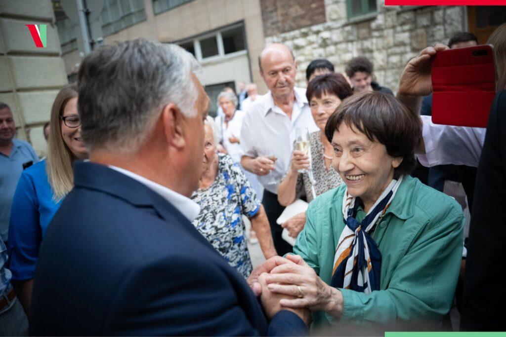 Orbán Viktor Belvárosi Polgári Szalon idős nyugdíjas