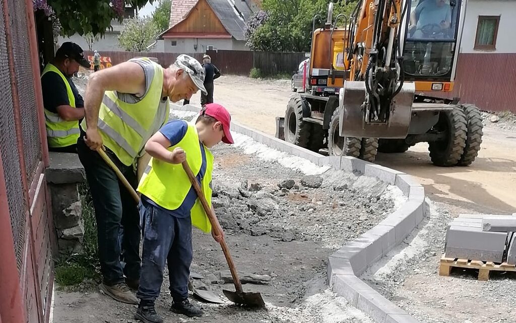The 7-year-old boy built a road during the summer vacation instead of answering the phone