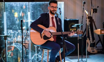 Internet eksplodował: młody rumuński mężczyzna zaśpiewał po węgiersku znaną piosenkę Bagossy
