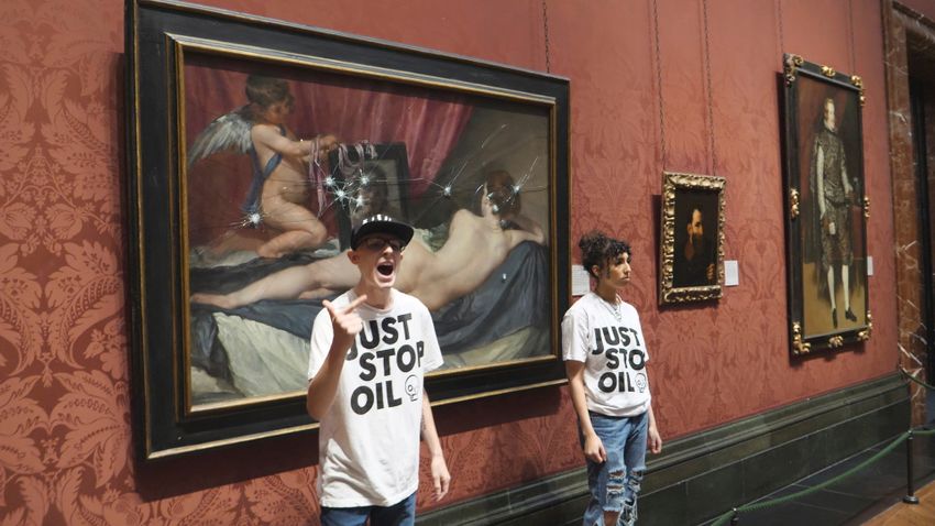 Gli attivisti climatici hanno appena distrutto un dipinto di Velázquez con un martello