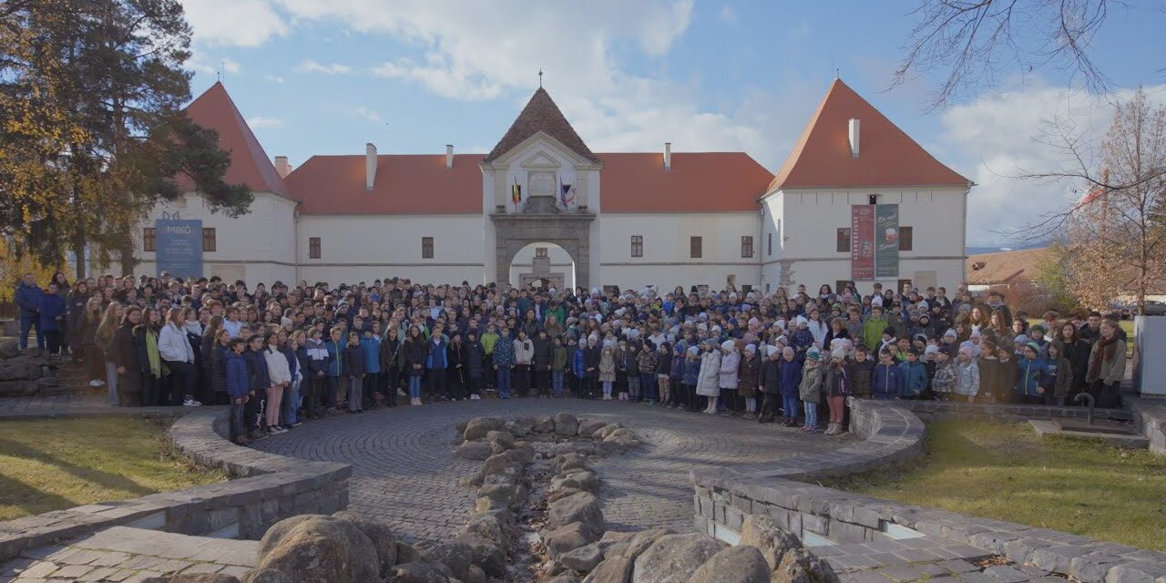 Prawie każda węgierska szkoła w Kotlinie Karpackiej śpiewała piosenkę „Pochwała Petőfiego”.