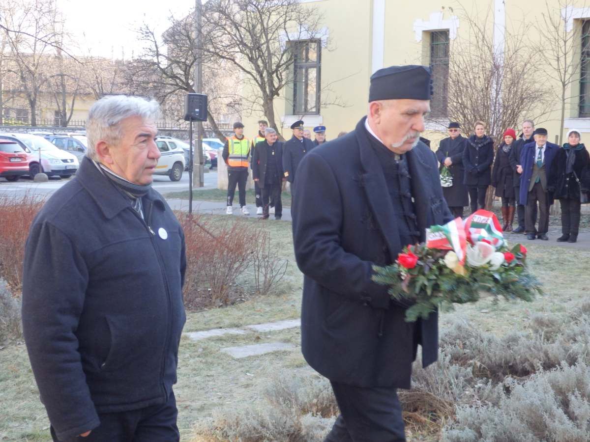 Präsident Gyula Holló und Vizepräsident Levente Dániel Tóth legten Kränze am Speerbaum der Don-Helden nieder