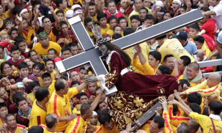 Ponad milion osób zebrało się w procesji ku czci stuletniej figury Chrystusa