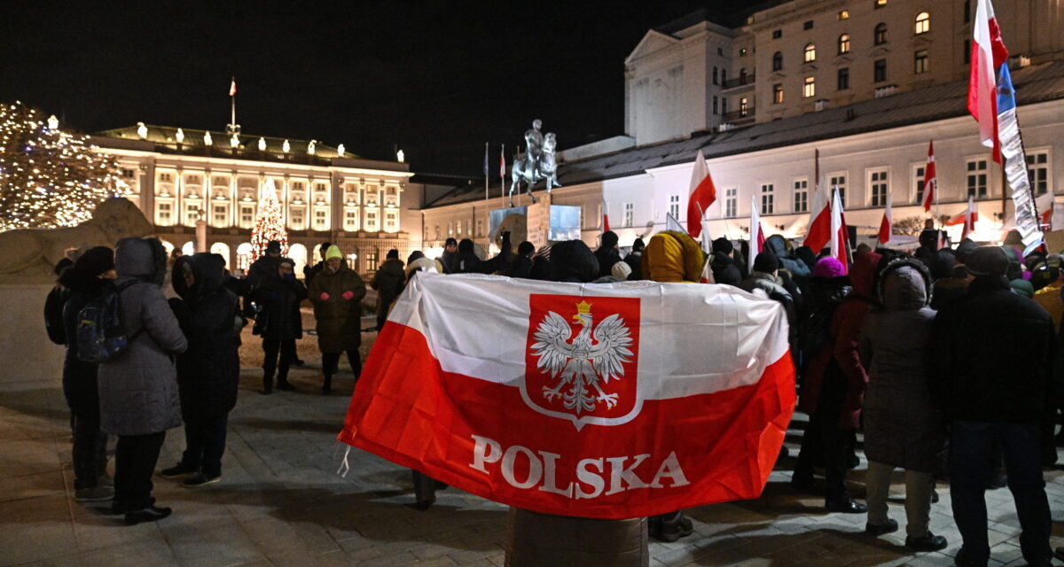 Ismét elnöki kegyelmet kapott a két bebörtönzött lengyel politikus, ki is engedték őket