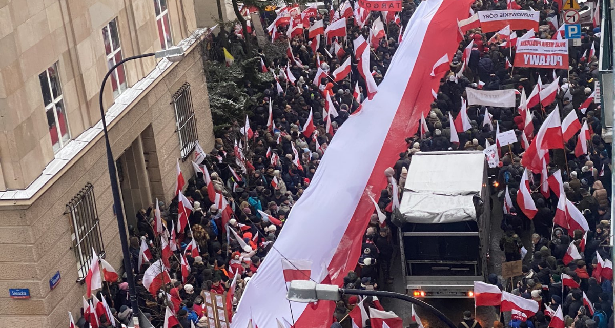 Százezrek tiltakoznak a Szejm előtt Tuskék politikai leszámolásai ellen