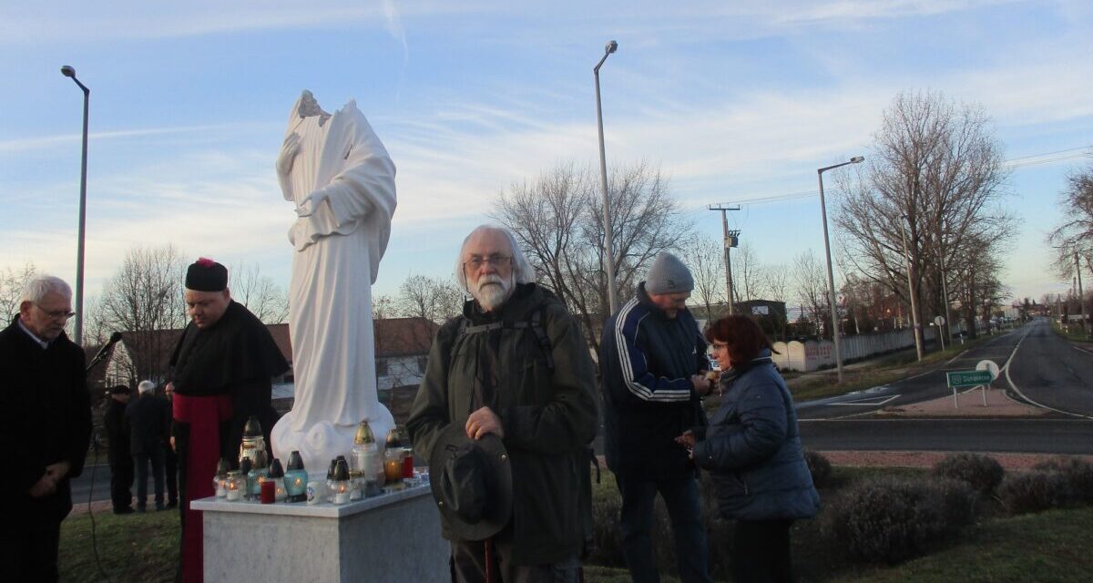 Örömködés a megcsonkított Mária-szobor fölött