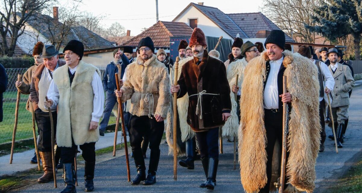 Starzec nauczył się jeść śniadanie od gospodarza (z WIDEO)