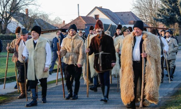 Der alte Mann lernte vom Gastgeber das Frühstücken (mit VIDEO)