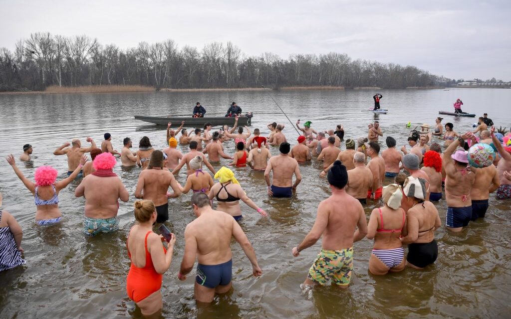 Százak csobbantak a jeges Tisza-tóban