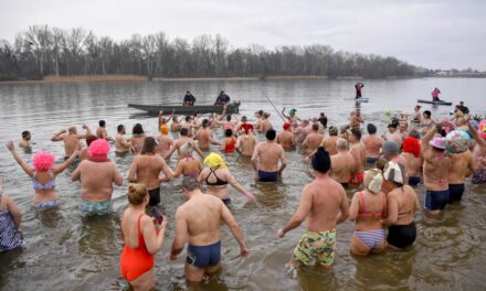 Hundreds splashed in the icy Lake Tisza