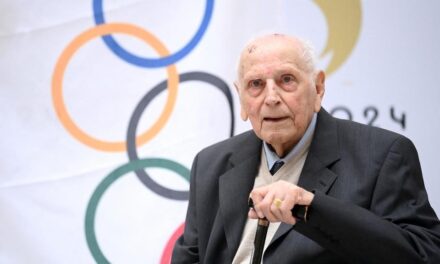 Un olimpionico centenario porterà la fiamma delle Olimpiadi di Parigi