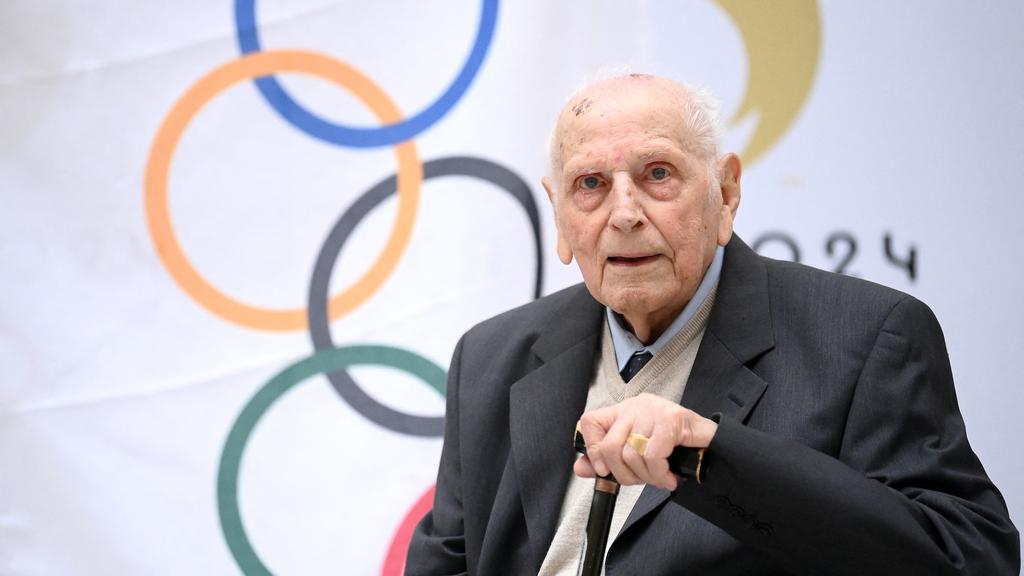 A hundred-year-old Olympian will carry the flame of the Paris Olympics